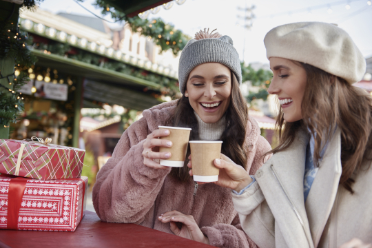Weihnachtsmarkt 2 Frauen