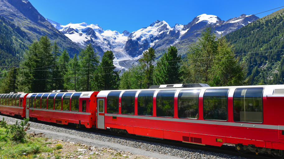 schweizer-bergbahn-bernina-express-ueberquerte-die-alpen 1
